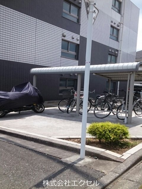 クレセール 屋根付きの駐輪場です。