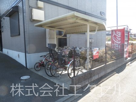 ボナールA 屋根付の駐輪場です。