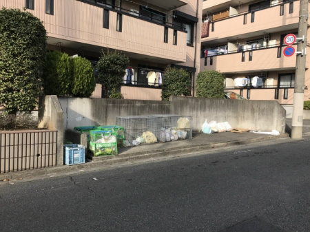 シルクトゥリーA 敷地内にごみ捨て場ございます。