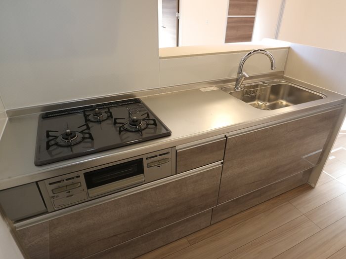 CASAFLORESTA 3口コンロ完備の対面式キッチン