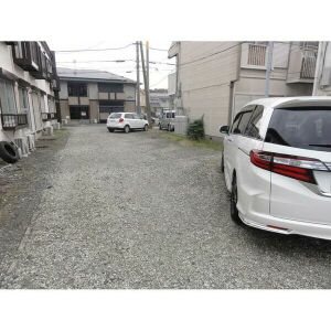 エステートピア原４ 敷地内駐車場です。