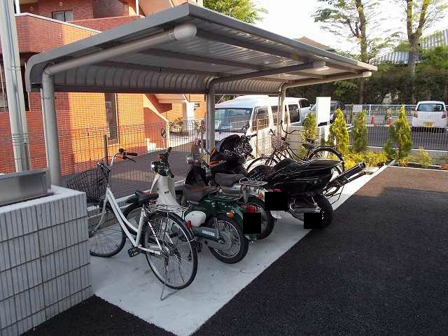 オークヴィラ 屋根付の駐輪場完備です。