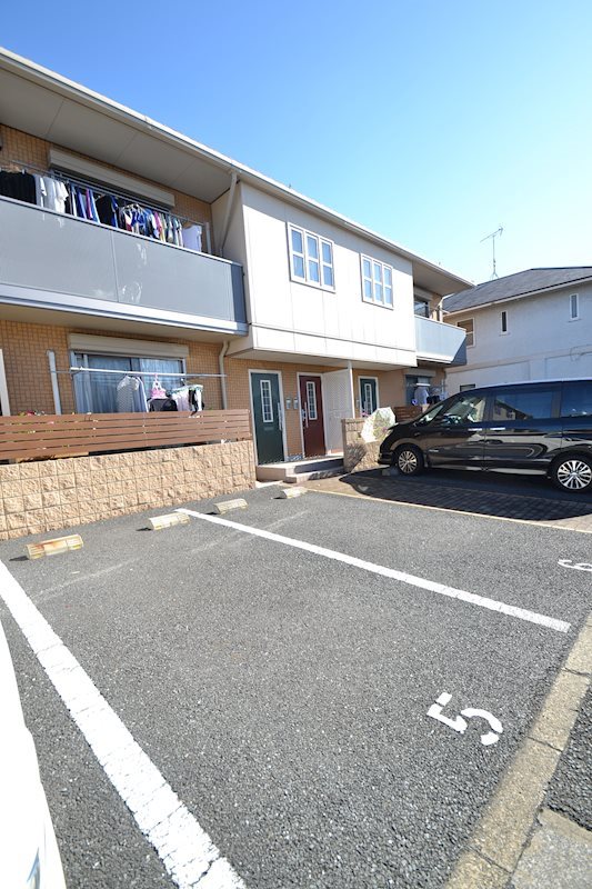 シャーメゾンラブ 舗装駐車場完備。