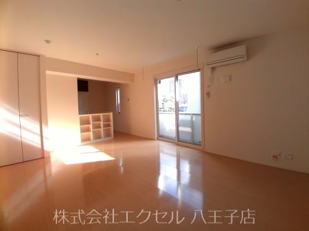 ヴェルドミール3 エアコン完備の明るい室内です。