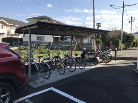 ジュネス 屋根付の駐輪場です。