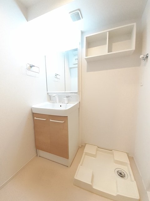 アウローラメゾン 独立洗面台完備、洗濯機置き場は室内です。