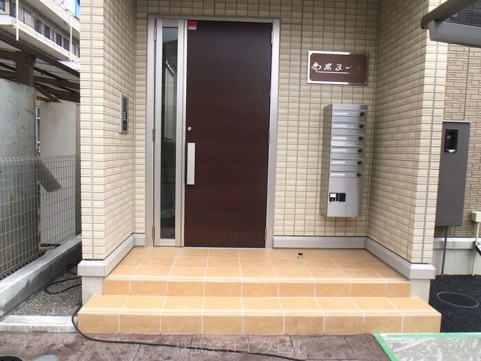 ボヌール 建物入り口です。