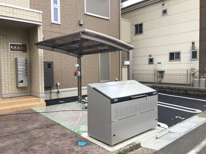 ボヌール 屋根付きの駐輪場・敷地内ごみ置き場です。