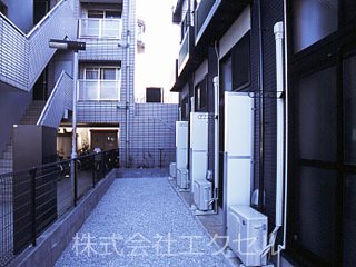 レオパレスポピンズ 砂利敷きです。