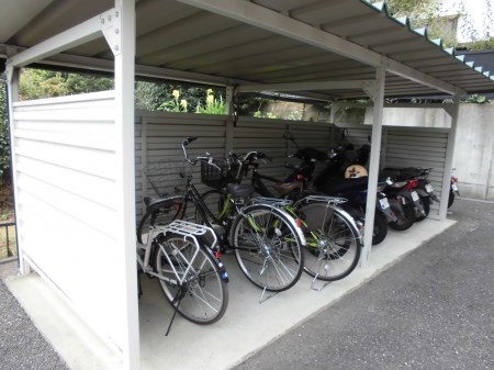 コスモスA 屋根付きの駐輪場です。