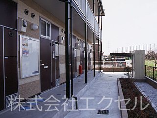 レオパレスハーモニー 屋根付の駐輪場があります。