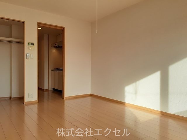 ワンシーダーヒルズ 明るい室内です。