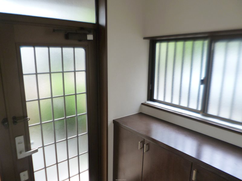滝山町貸家 明るい玄関です。