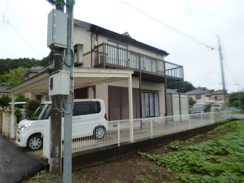 滝山町貸家 屋根付駐車場です。