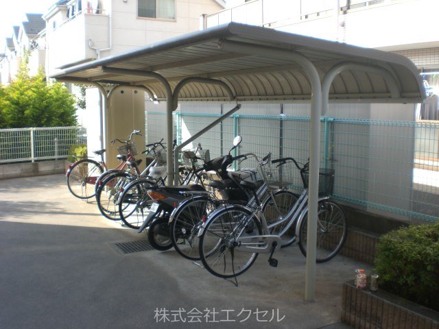 レオパレスグレイス2 屋根付の駐輪場です。