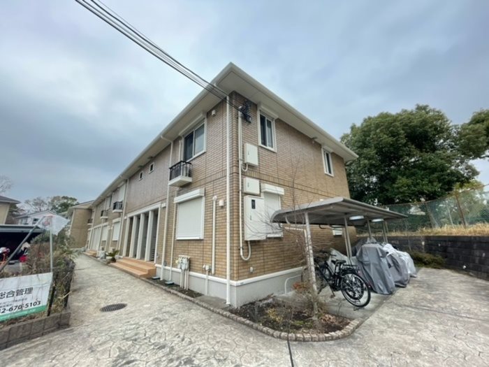 閑静な住宅街にある建物です。