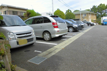 ローズコート落合 敷地内駐車場です。