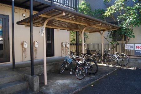 ラフィネ 屋根付きの駐輪場です。