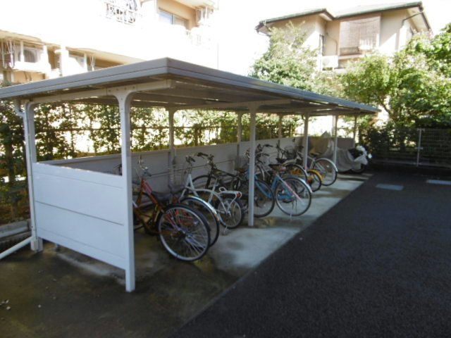 ヴィオレット 屋根付き駐輪スペース