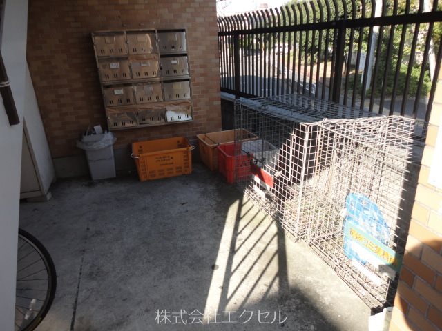 スカイパレス北野 ゴミ捨て場、集合ポストあり