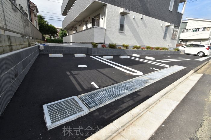 グランメール 敷地内の駐車場です。