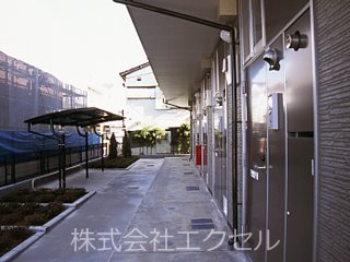 レオパレスルミエール本町 屋根付の駐輪場があります。
