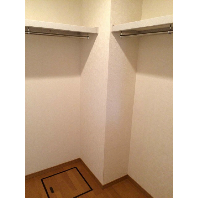 アムール南街 ウォークインクローゼット完備です。
