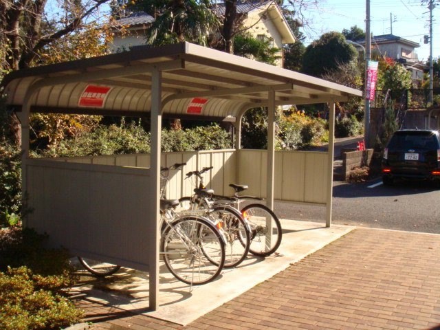 アイビーハイム 屋根付きの駐輪場です。