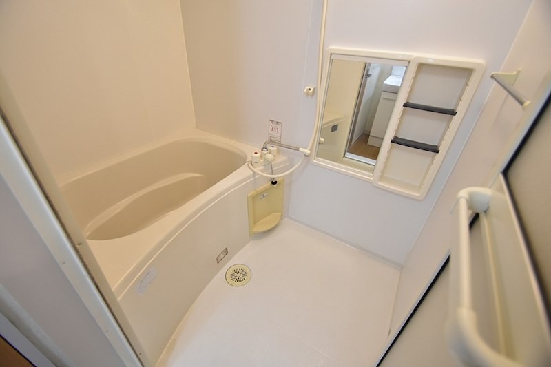 グランドール左入 綺麗な浴槽でゆっくりおくつろぎいただけます。