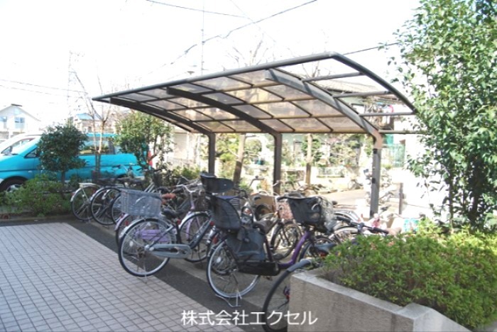 サニーハイツ村野 屋根付きの駐輪場です。
