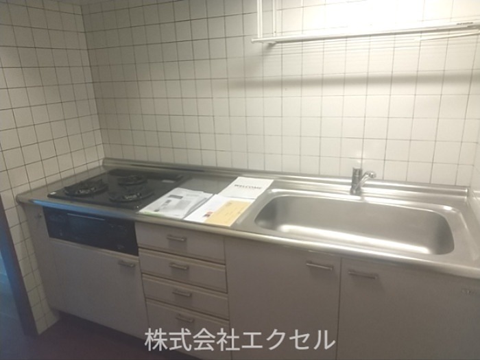 サニーハイツ村野 ３口コンロ、グリル付きシステムキッチンです。