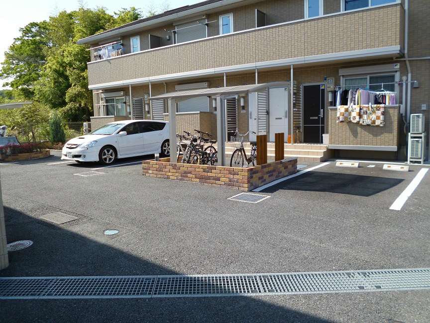ウィステリアドゥーエウーノドゥーエ 広々とした駐車場です。