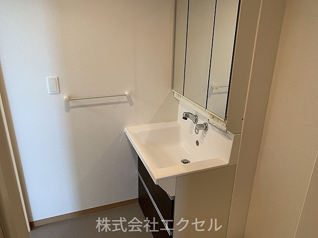 リヤン 便利な洗髪洗面化粧台です。