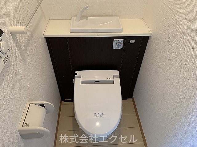 リヤン 嬉しい温水洗浄便座完備です。
