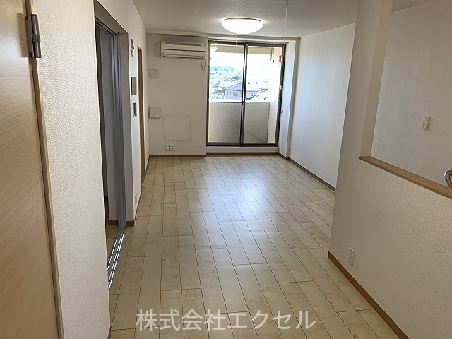 リヤン エアコン完備の明るい室内です。