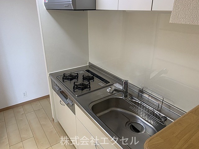 リヤン グリル付3口ガスコンロのキッチンです。