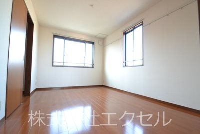 グランメール昭島H 収納完備の洋室です。