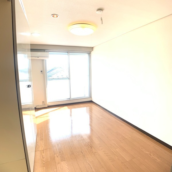 国立ドミトリー ゆったりしたお部屋です。