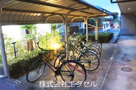 レオパレス葵第２ 屋根付きの駐輪場です。