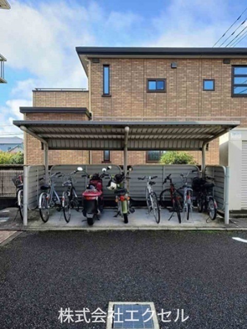 サンミルキ２ 屋根付き敷地内駐輪場です。