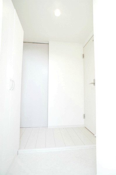 リブリカーサフェリーチェ2 綺麗な玄関が出迎えてくれます。