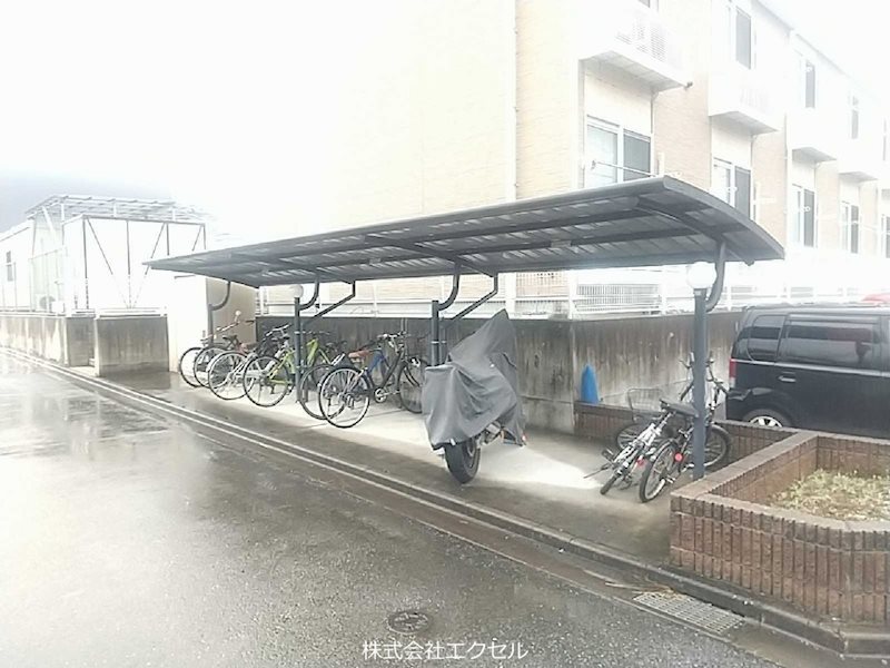 レオパレスブライトセゾン 屋根付きの駐輪場。