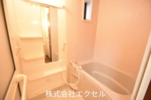 エミネンス1 綺麗な浴室でゆっくりおくつろぎいただけます。