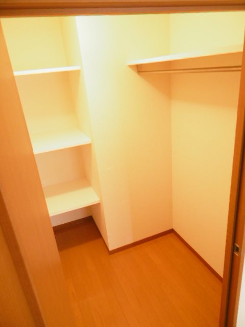 クラリス 収納すっきりウォークインクローゼットです。