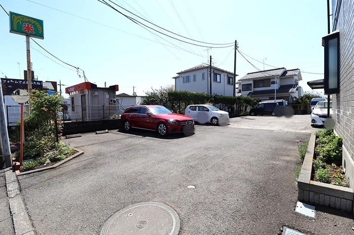 ロワゾブルーナミキ 敷地内駐車場です。