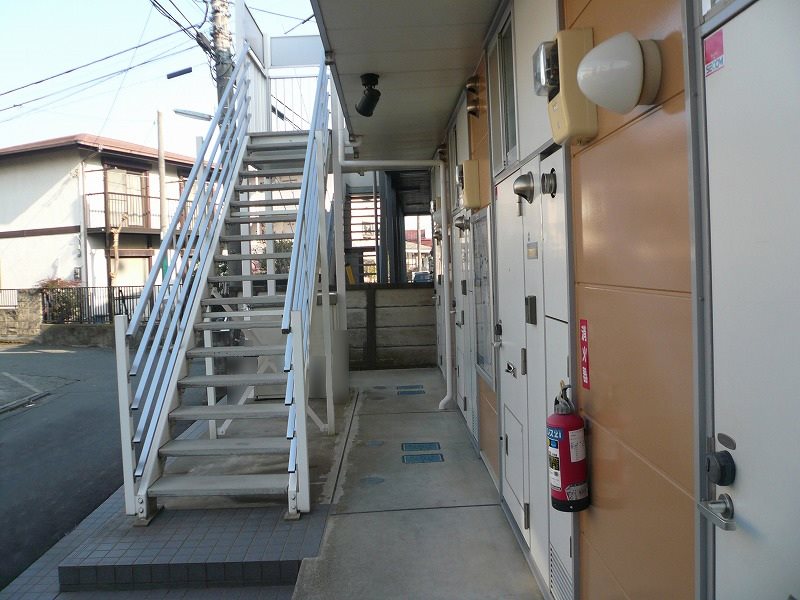 レオパレスFRONTIER 建物入り口です。