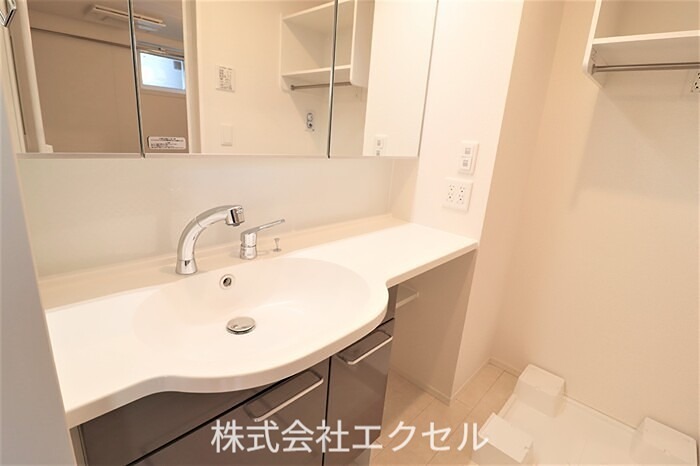 ストリーム久米川 独立洗面台です。