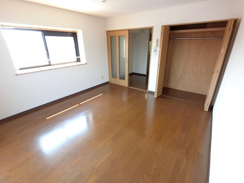 カサグランデ２ 8.7畳の広々としたお部屋です。