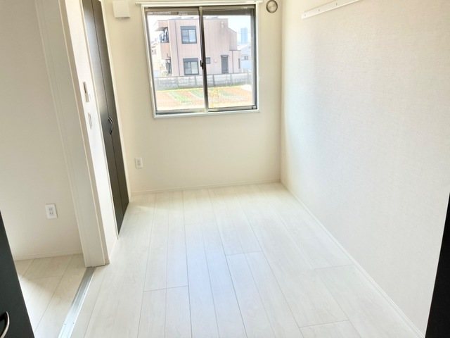 アジュール 収納完備、エアコン設置可能の洋室♪