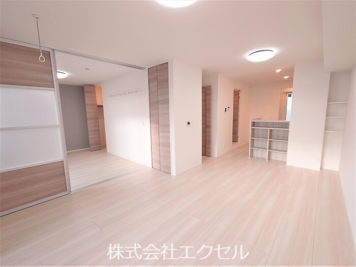 メゾンドカルマン エアコン完備の明るい室内です。